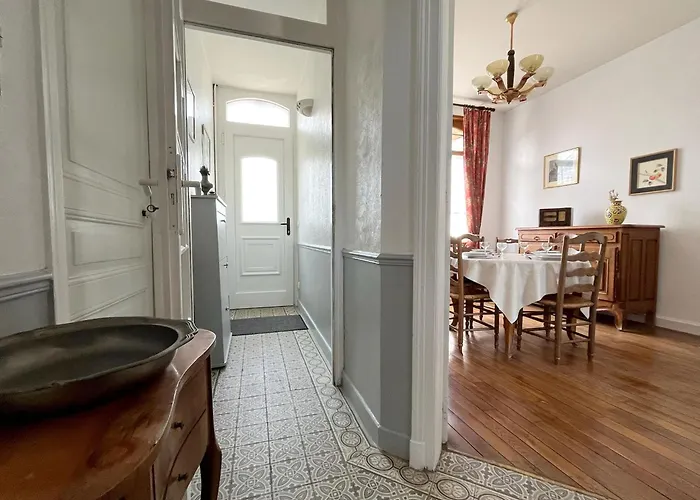 Maison Meulière Du 34e Sacre, à Proximité Du Domaine Pommery Reims